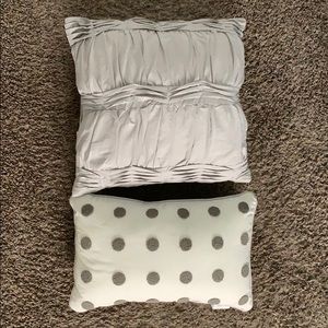 2 Decorative Pillows